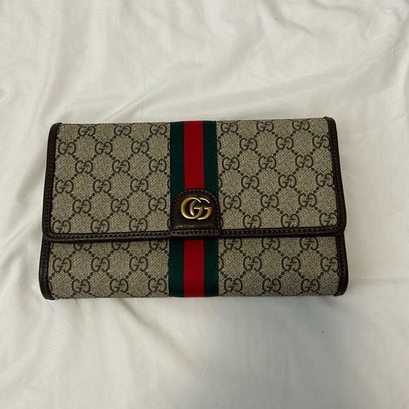 Gucci Handbags - Gucci crossbody wallet bag